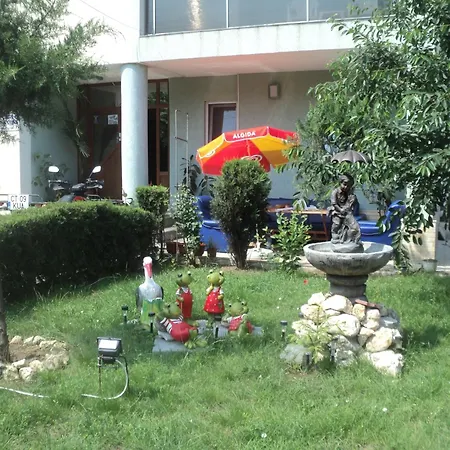 Nicolas Tripla Konukevi *